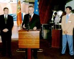 Walter Scwimmer, Secretary General of Council of Europe, and Alexei Tulbure, Permanent Representative of the RM, at the Personal Exhibition of the artist, Strasbourg, 2003