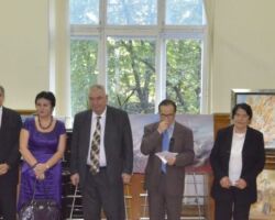 With Deputy Minister Gh.Postica, Deputy Rector A.Gutu, acad. M.Cimpoi, Director A.Rău, mather and critics M.Sleahtitchi and T.Zbârnea at personal exhibition at National Library, Chișinău, 2012